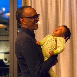Rwanda : le président Paul Kagame complètement dingue de sa petite-fille (photo)