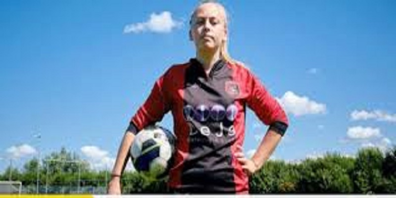 Pays-Bas : cette jeune fille devient la 1ère footballeuse à jouer avec les hommes