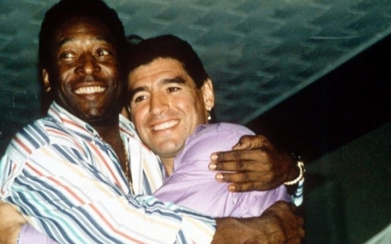 Le Roi Pelé rend un hommage émouvant à Maradona
