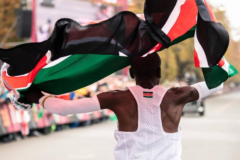 Performance : le phénomène Kenya Kipchoge écrit l’histoire du marathon (vidéo)