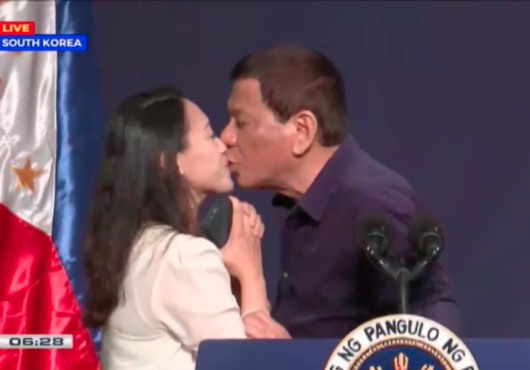 Un Président ne devrait pas faire ça. Le geste machiste de Rodrigo Duterte qui indigne le web (vidéo)