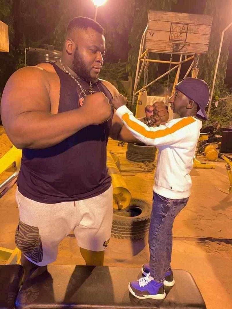 [Photo] Grand P défie un gros bras
