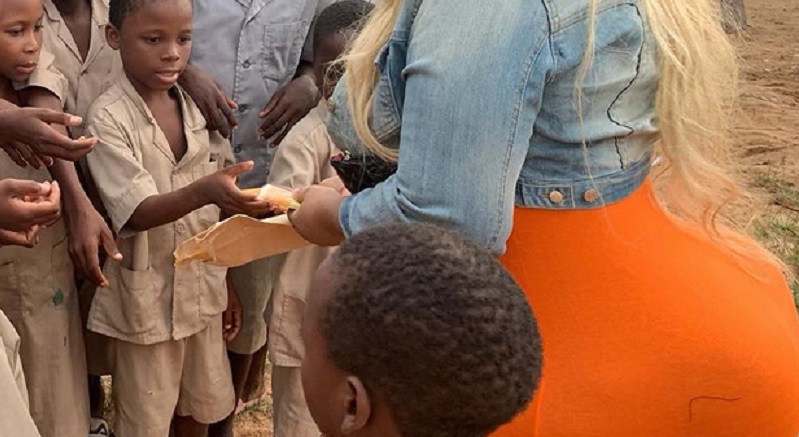 [Photos] Geste de générosité d’Eudoxie Yao à un orphelinat au Bénin