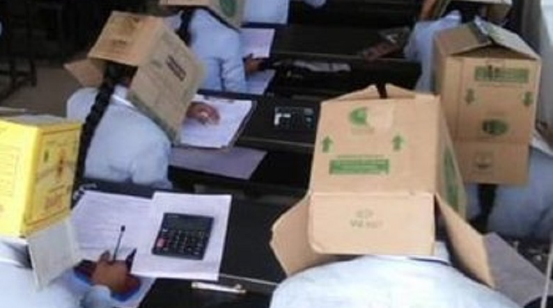 [Photos] Pour réduire la tricherie, des collégiens obligés de passer l’examen avec des boîtes en carton sur la tête