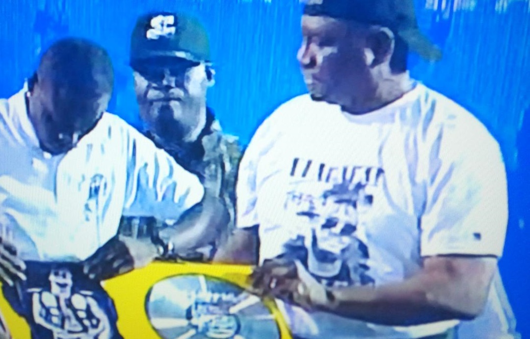 [Photos] Sidiki Diabaté offre un Disque de Platine à Dj Arafat au stade Houphouët-Boigny