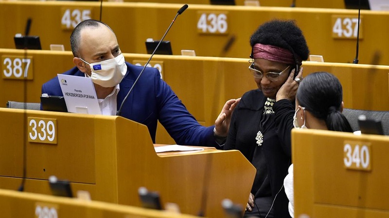« Plaquée au mur jambes écartées » : une élue allemande noire évoque une intervention « humiliante » à Bruxelles