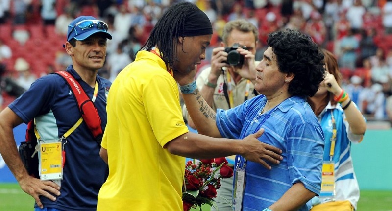 Décès de Diego Maradona : Ronaldinho s’incline devant « le sorcier des sorciers »