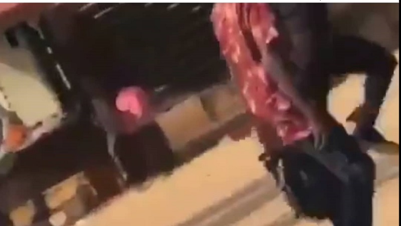 Un policier armé mis en fuite par des jeunes de quartier (vidéo)