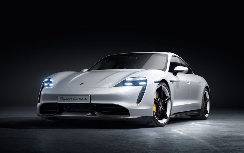 Porsche bat le record du plus long drift du monde en voiture électrique