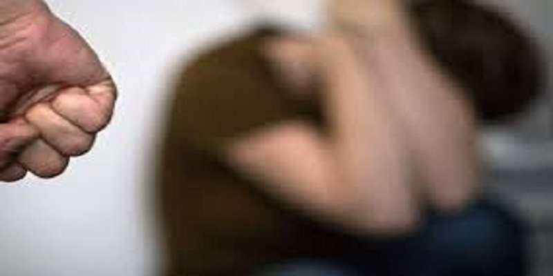 Pour échapper à son ex-mari violent, elle se jette par la fenêtre