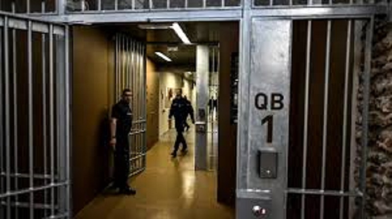 Pour éviter une peine de prison, elle adopte une stratégie peu recommandée