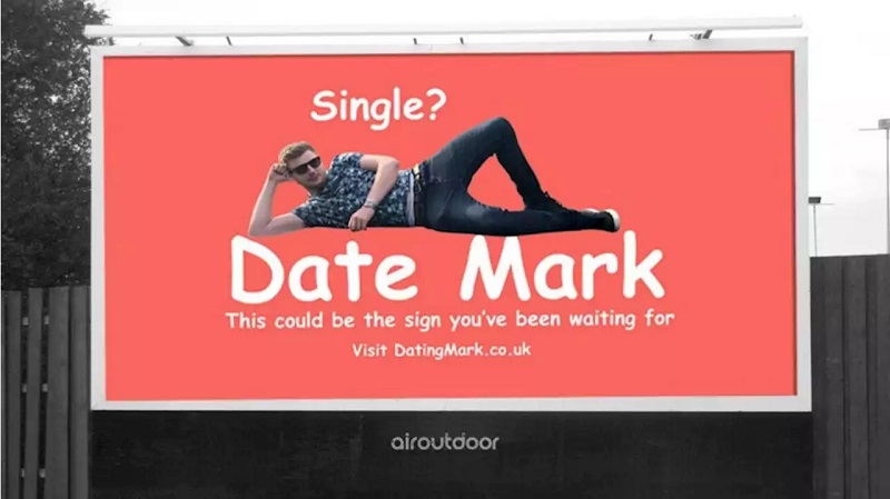Pour trouver l’amour, il s’affiche sur un grand panneau publicitaire au bord de la route