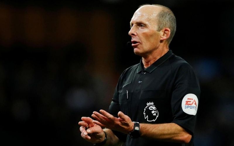 Premier League : l’arbitre Mike Dean menacé de mort