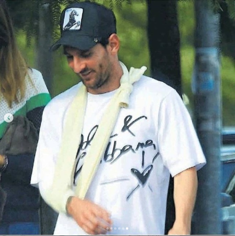 Premières images de Lionel Messi en écharpe après sa visite médicale lundi matin (Photos)