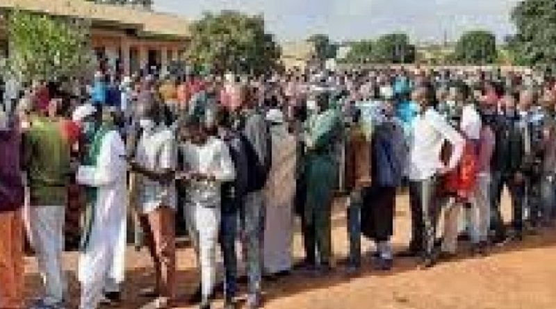 Présidentielle en Guinée : un homme venu voter s’écroule et meurt devant le bureau de vote