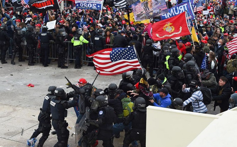 Pris en photo lors de l’assaut du Capitole, il est licencié le lendemain
