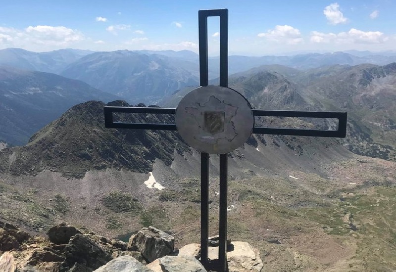 Profanée, une croix réapparaît mystérieusement sur un sommet des Pyrénées (image)