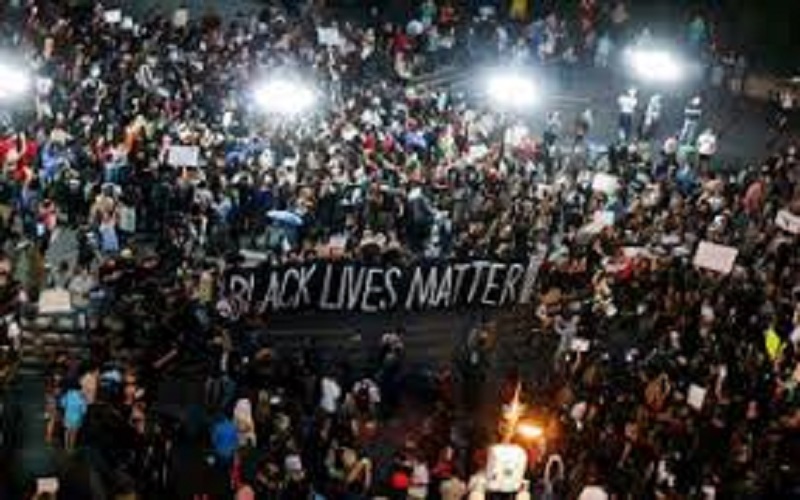Protestation aux USA : face à une manifestante nue qui fait du yoga, la police se replie (vidéo)