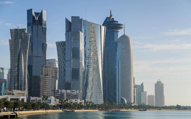 Qatar : le pays attaque la plus importante banque émiratie ; la raison