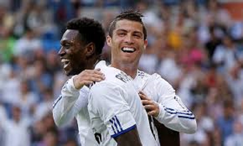 Quand Adebayor marche sur les pas de Cristiano Ronaldo (photo)