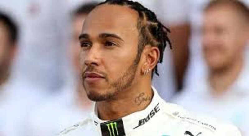 Quand Lewis Hamilton s’improvise mécanicien (photo)