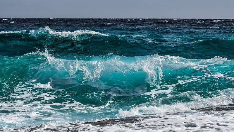 Quand la mer « bout » et « fume » : des habitants partagent des images rares