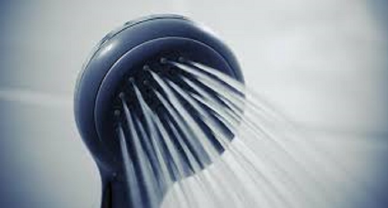 Il s’introduit chez une jeune femme pour la filmer nue sous la douche