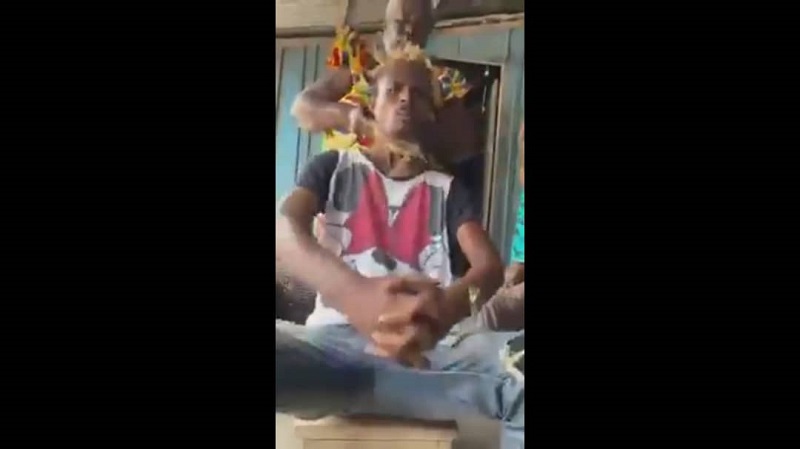 Insolite : reconnu coupable pour vol par les « divinités », il nie toujours les faits malgré qu’il s’étouffe (vidéo)