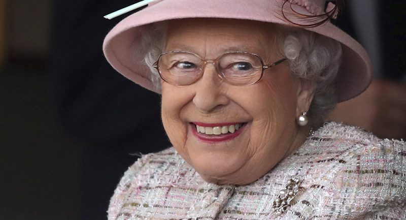 La reine Elizabeth II surprise au volant de sa « grosse » Range Rover sans ceinture de sécurité
