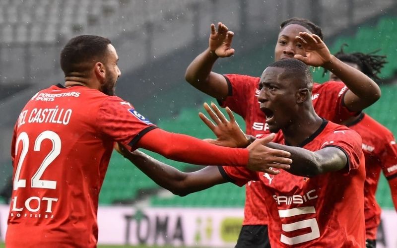 Rennes mate Saint-Etienne et prend seul la tête de la Ligue 1