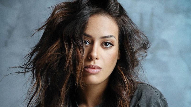 Amel Bent : Chemise déboutonnée et soutien-gorge apparent, la chanteuse divine en cuir