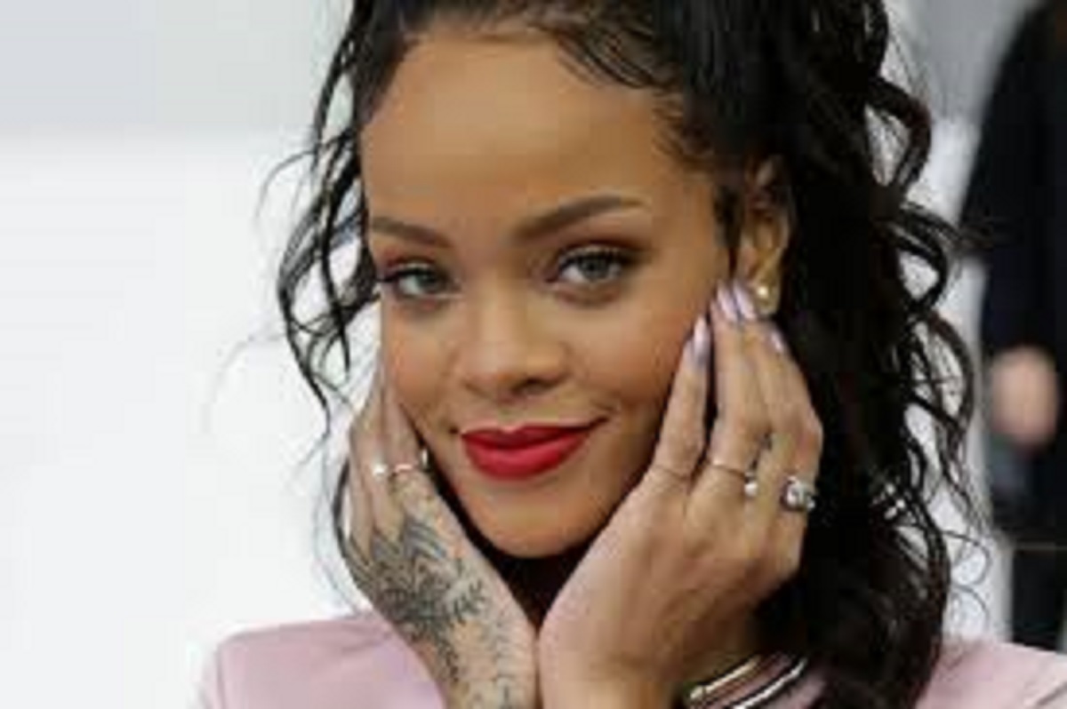 Rihanna : à moitié nue, les likes explosent la toile (photo)