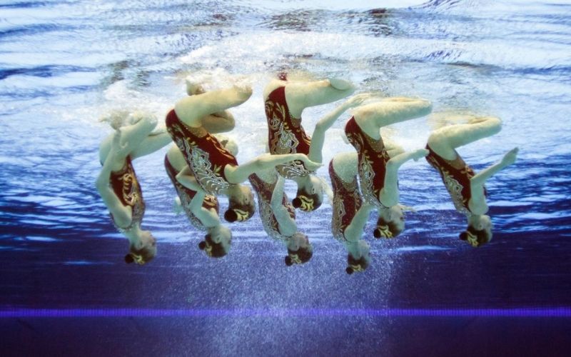 Russie / Nouvel An : l’équipe nationale de natation synchronisée offre un spectacle à couper le souffle (vidéo)