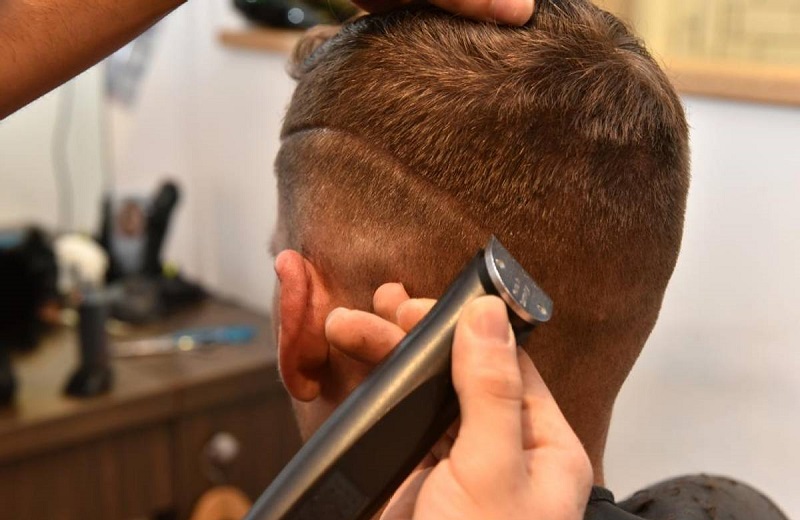 Russie : un coiffeur coupe les cheveux de quelque 90 clients en 48 heures