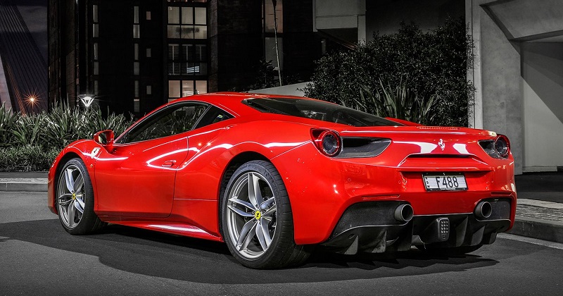 Il lance une balle de golf à travers sa Ferrari de plusieurs millions de dollars (vidéo)