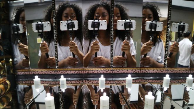 Malawi : cette sage-femme a pris un selfie de trop, mal lui en a pris!