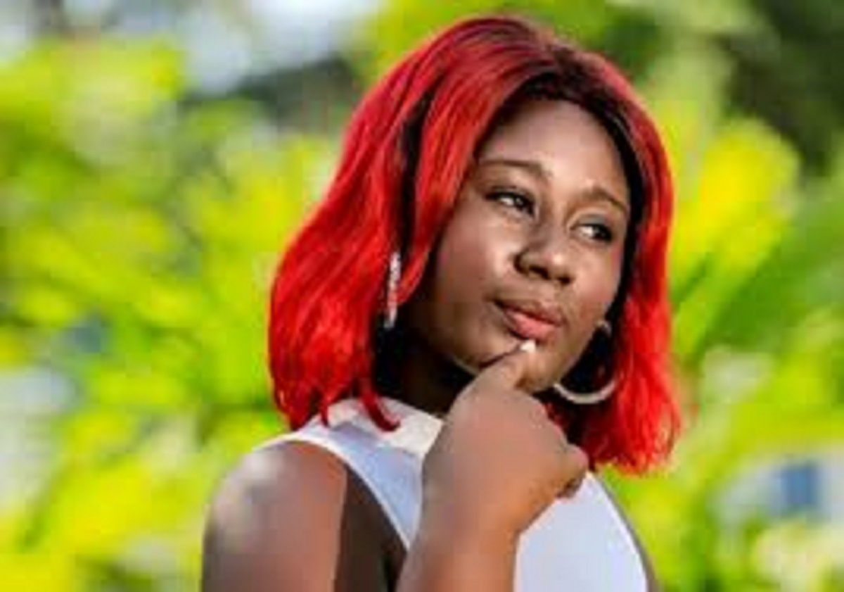 Saint Valentin : un Togolais offre un cadeau à Eunice Zunon (vidéo)