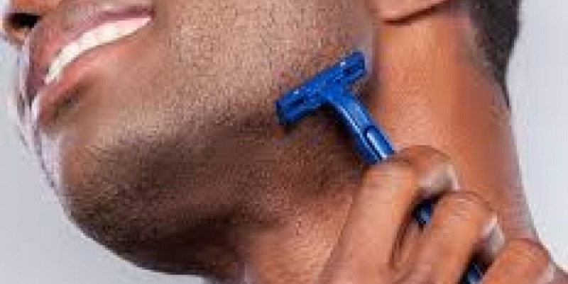 Santé : ces astuces vous débarrassent des boutons après rasage
