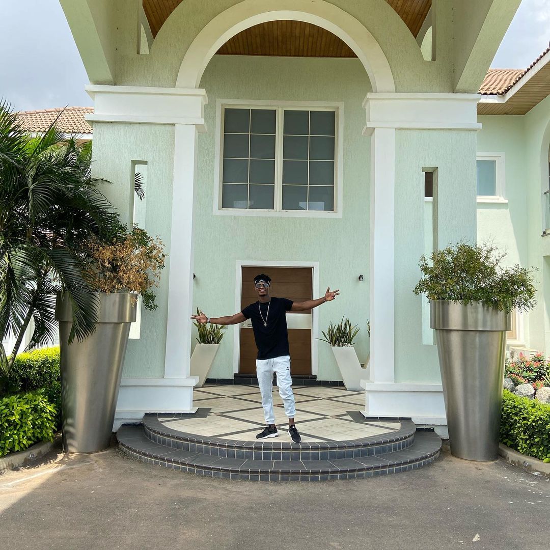 Togo : Santrinos Raphael impressionné par Adebayor (vidéo)