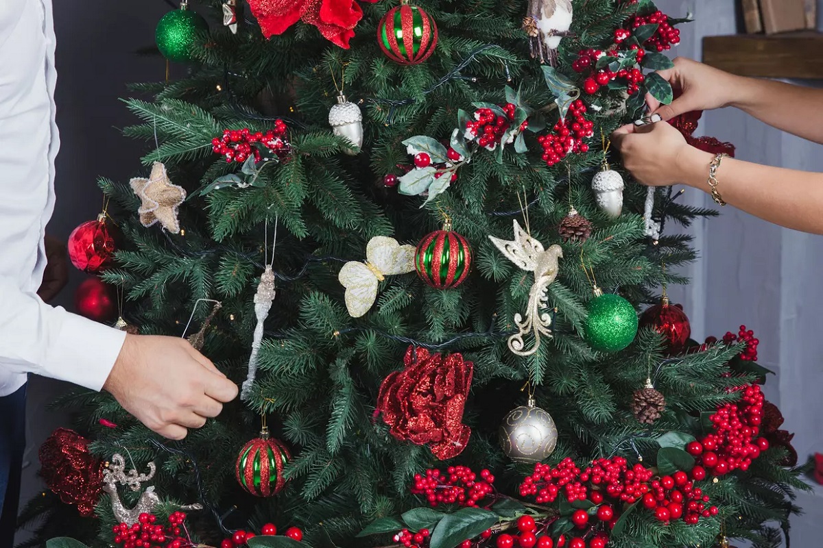 Sapin de Noël : l’erreur que vous faites tous en accrochant vos guirlandes