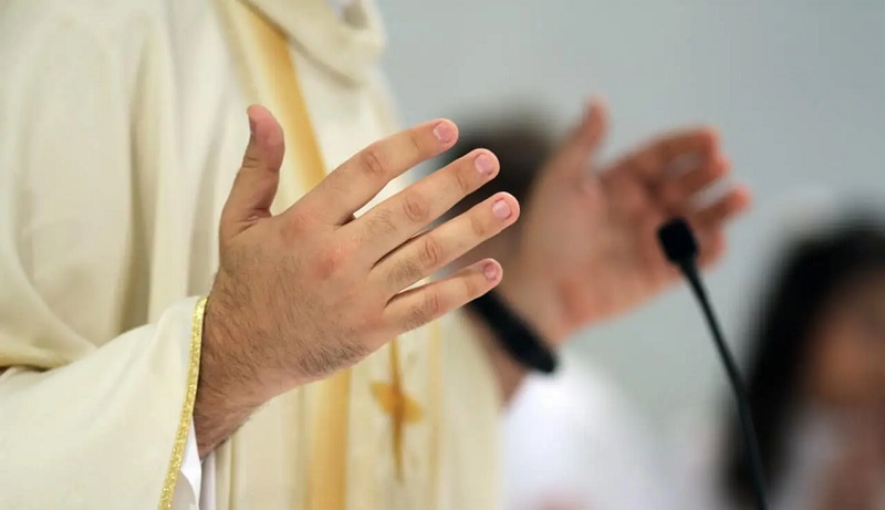 Quand un prêtre se met à rapper pendant la messe (vidéo)