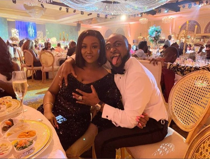 Marquage de territoire? Davido  saisit  les seins  de Chioma  au  mariage  de son frère (Photo)