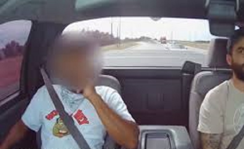 Se sentant menacé, il tire à travers son pare-brise sur l’autoroute