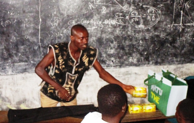 Semaine africaine des sciences et technologies au Togo : les élèves ont expérimenté un ‘instant motivation’ avec le patron de ‘Natu Thé Kinkeliba’