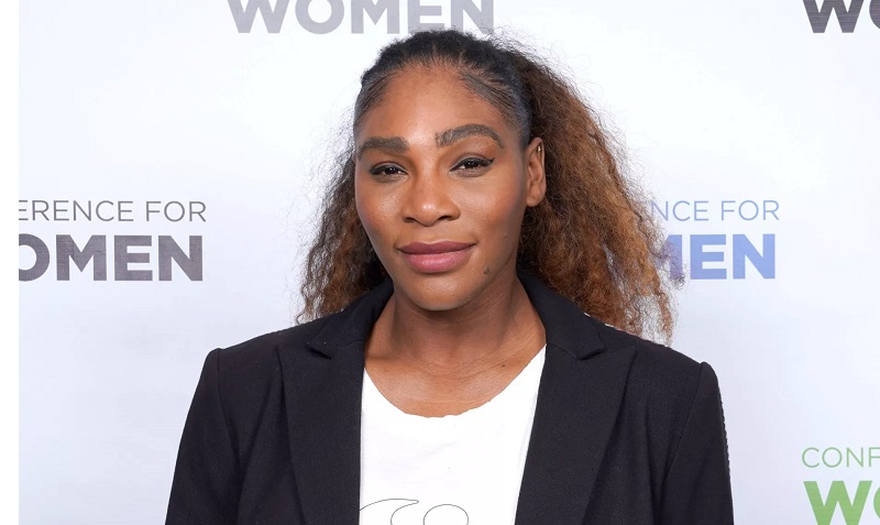 Serena Williams : élégante et puissante en égérie Stuart Weitzman (photos)
