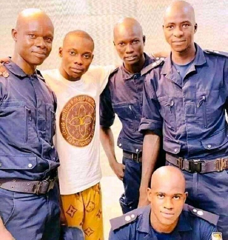 Sidiki Diabaté : cette photo de l’artiste en prison avec des agents pénitentiaires déchire la toile