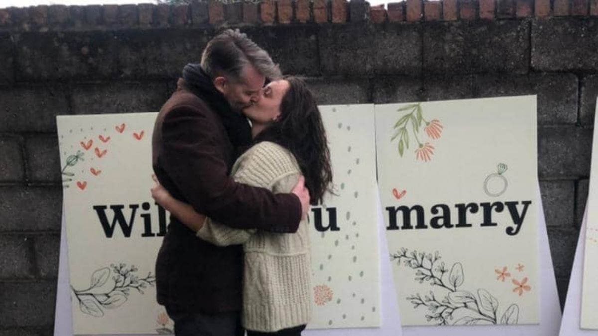 Son fiancé se surpasse pour la surprendre sur son lieu de travail, un quai de gare (vidéo)