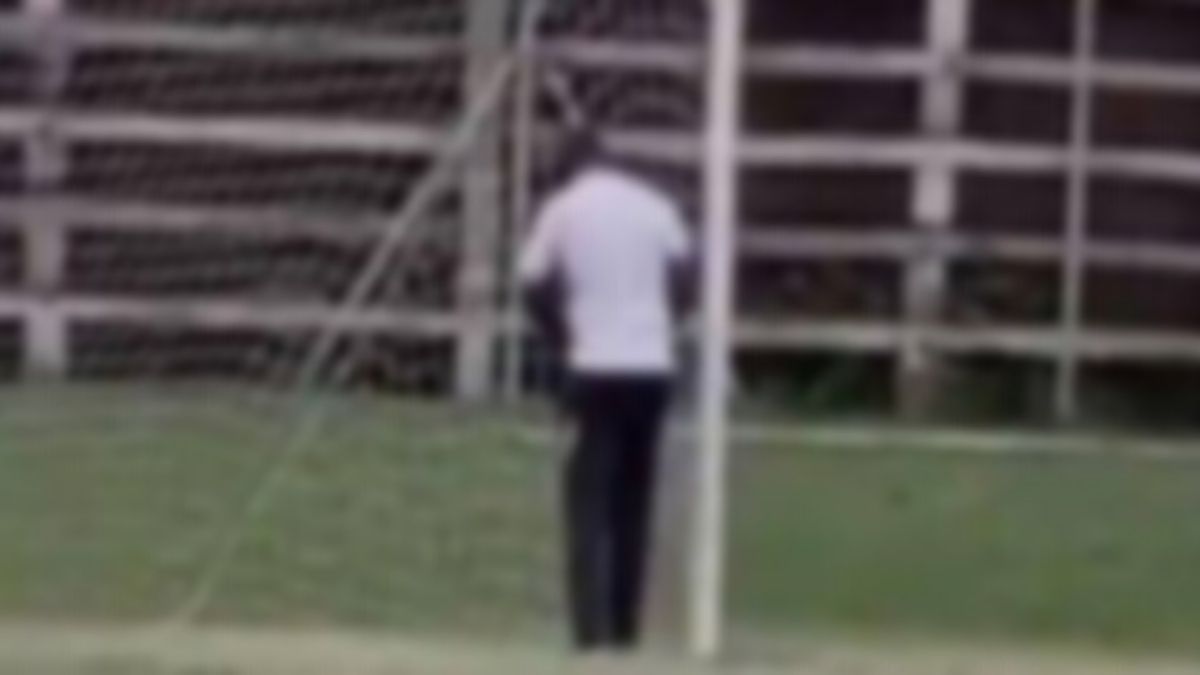 Sorcellerie : lourde sanction pour un coach qui urine sur le poteau adverse (vidéo)