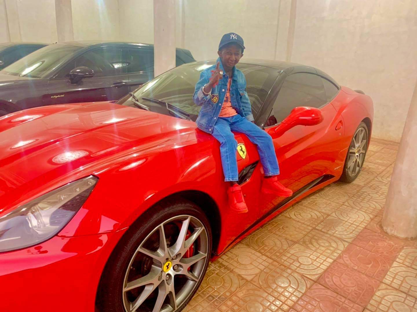 Stars : Grand P assis sur une Ferrari rouge… ça déchire ! (Photo)