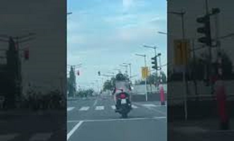 Sur une moto, sa robe n’a pas résisté au vent(vidéo)